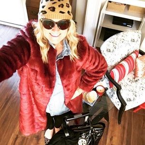 EUC Mossimo maroon faux fur coat - size Large